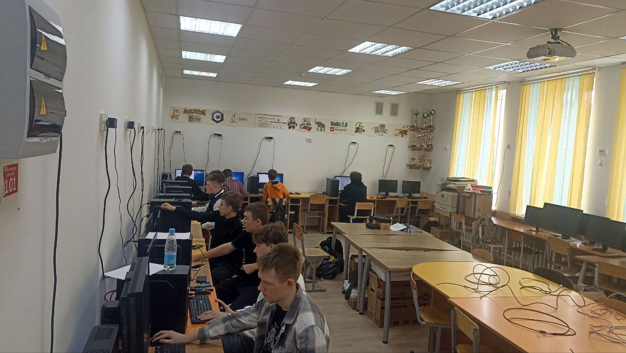 Победители конкурса Инженеры будущего, учащиеся СШ №3 и представители ООО "Изоком"